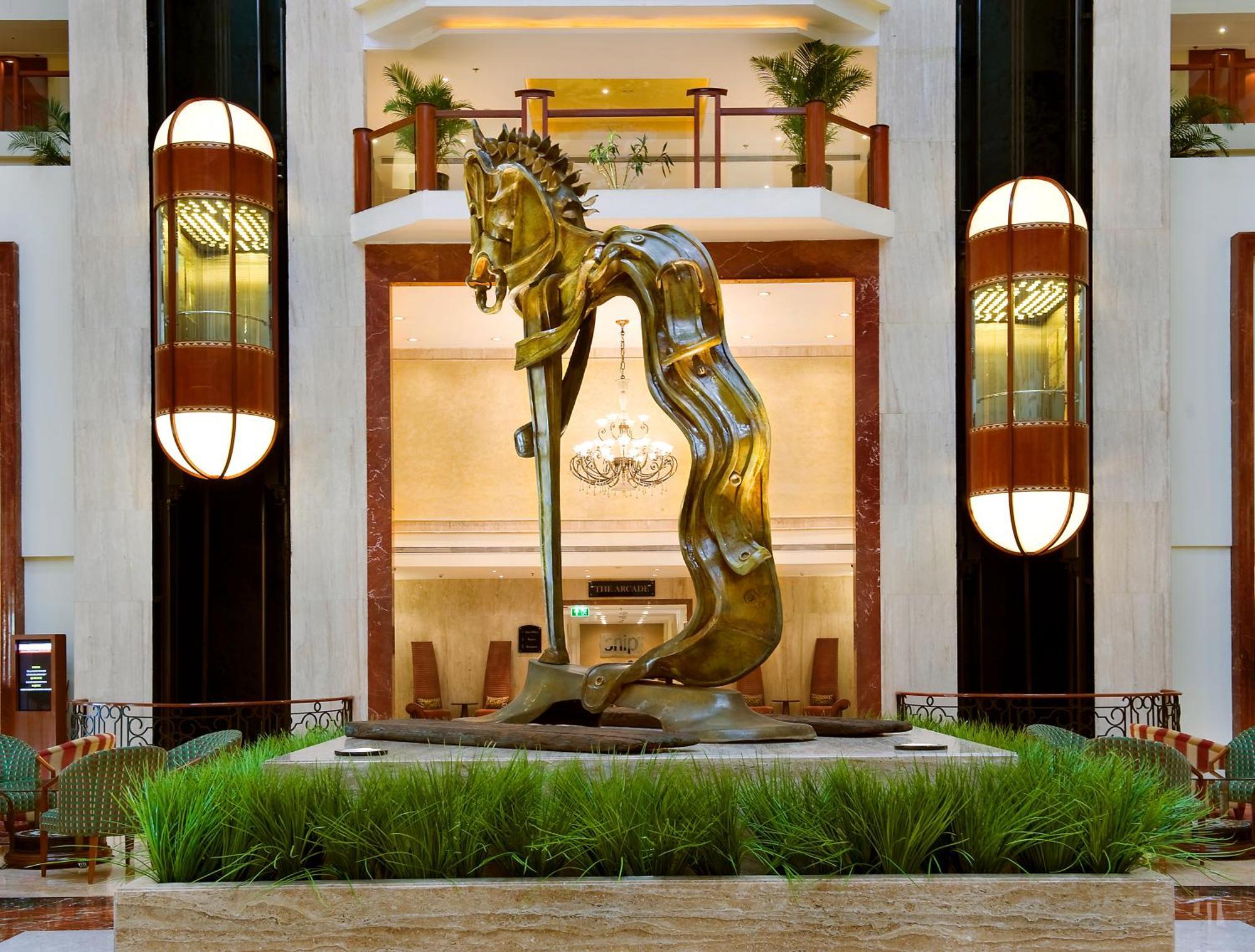 מלון The Lalit מומביי מראה חיצוני תמונה The sculpture in the lobby of the Taj Bengal